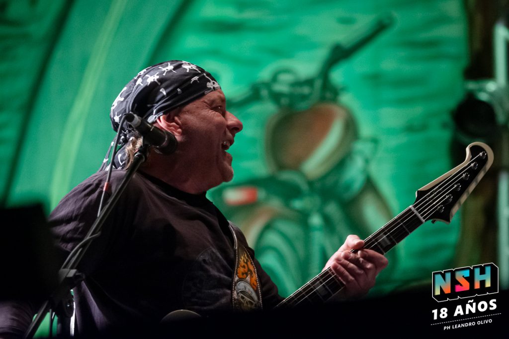 La Renga desatando su ritual de fuego ante miles de fans en Uruguay.