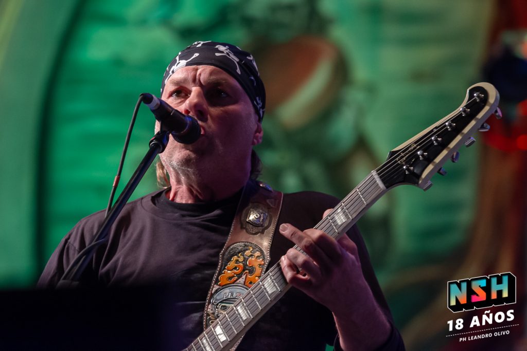 La Renga desatando su ritual de fuego ante miles de fans en Uruguay.