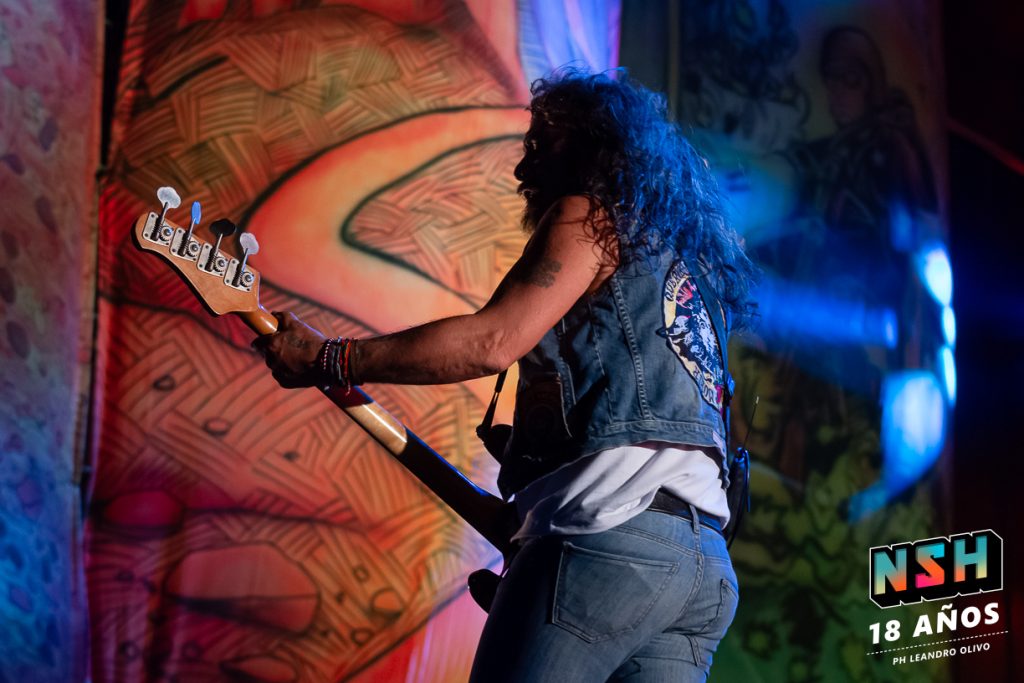La Renga desatando su ritual de fuego ante miles de fans en Uruguay.