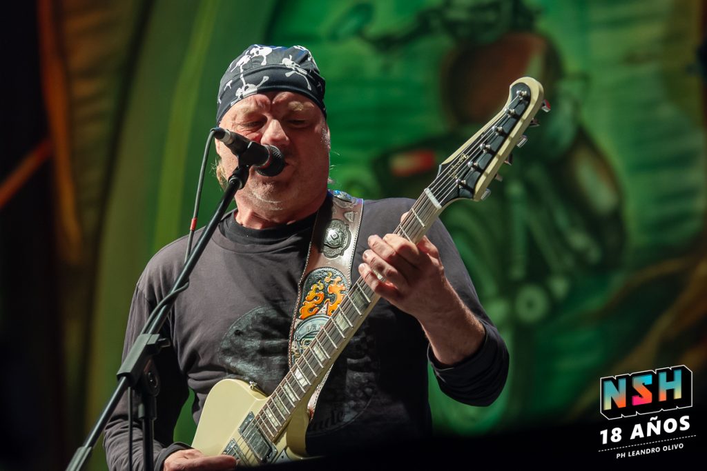 Chizzo liderando el show de La Renga en Uruguay durante su gira sudamericana 2025.