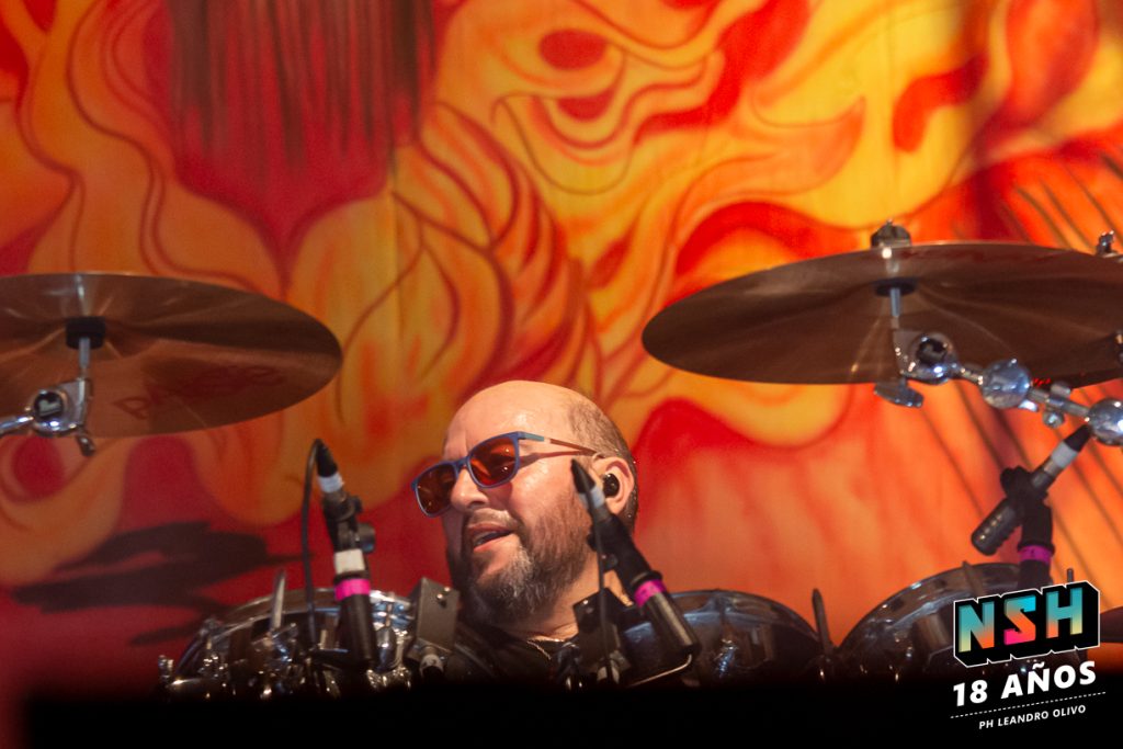 La Renga desatando su ritual de fuego ante miles de fans en Uruguay.