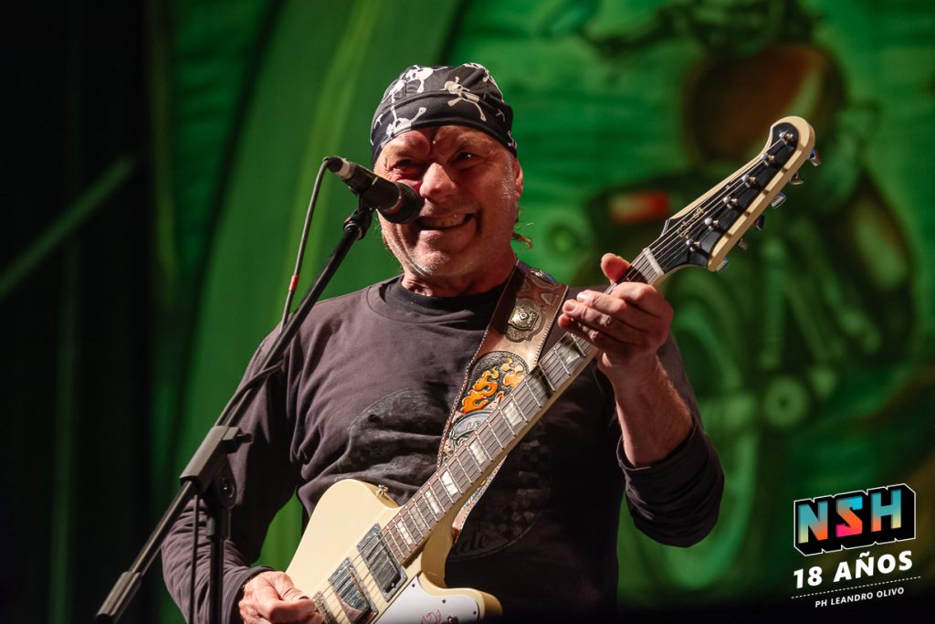 Chizzo liderando el show de La Renga en Uruguay durante su gira sudamericana 2025.
