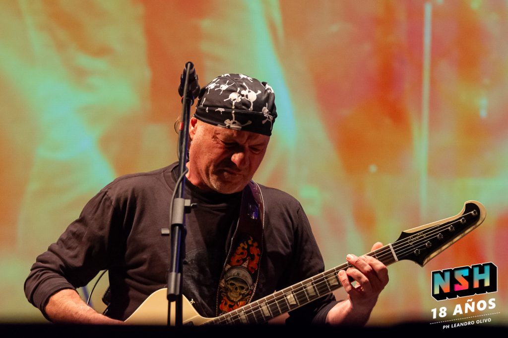 Chizzo liderando el show de La Renga en Uruguay durante su gira sudamericana 2025.