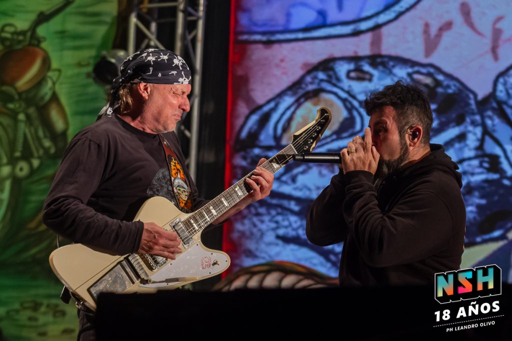 Chizzo liderando el show de La Renga en Uruguay durante su gira sudamericana 2025.