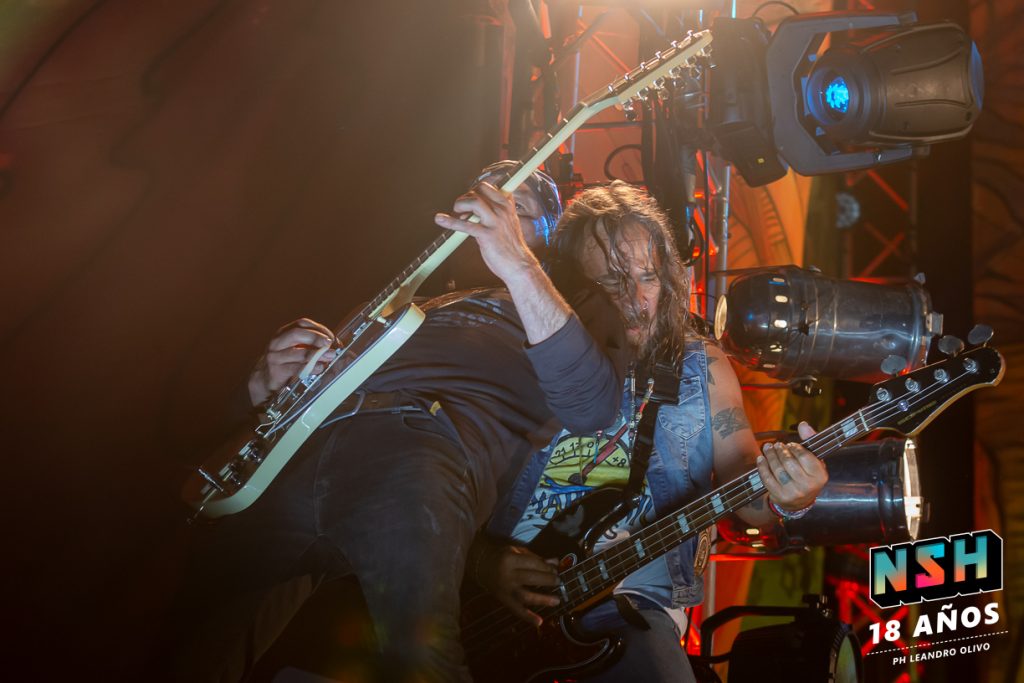 La Renga desatando su ritual de fuego ante miles de fans en Uruguay.