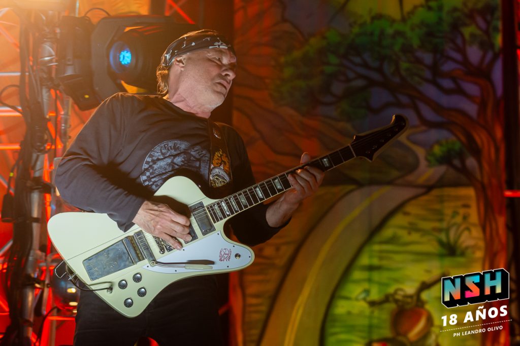 Chizzo liderando el show de La Renga en Uruguay durante su gira sudamericana 2025.
