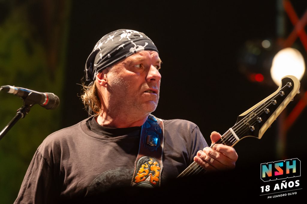 Chizzo liderando el show de La Renga en Uruguay durante su gira sudamericana 2025.