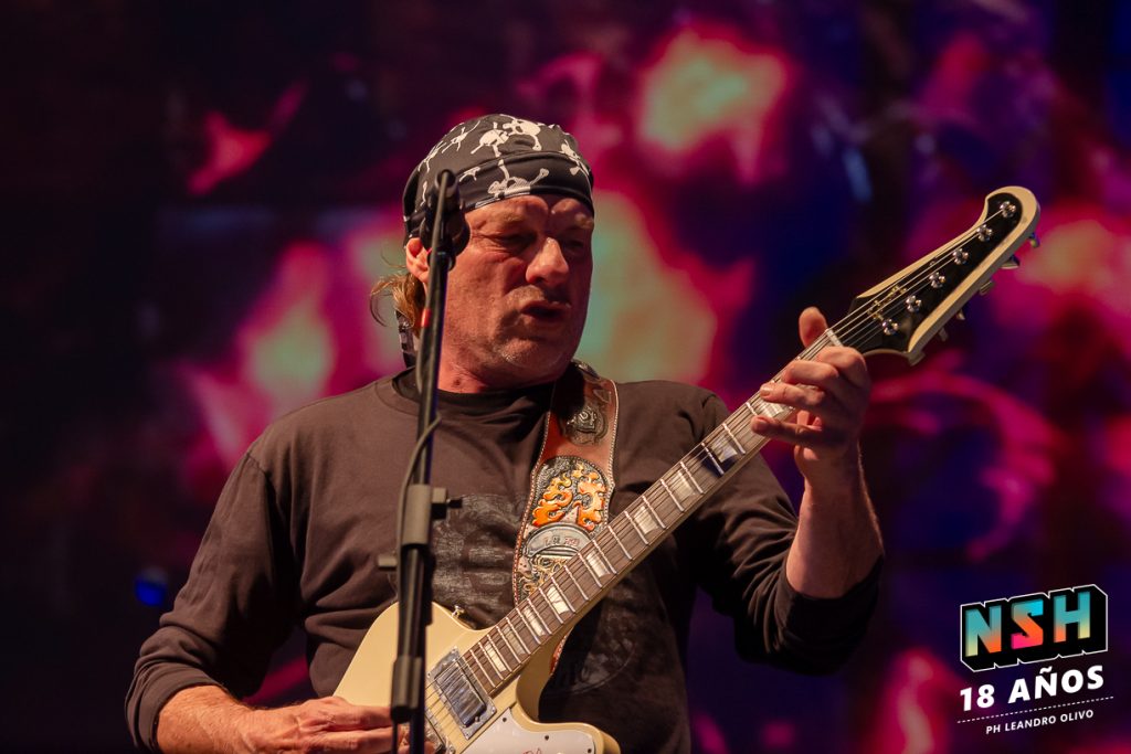 Chizzo liderando el show de La Renga en Uruguay durante su gira sudamericana 2025.