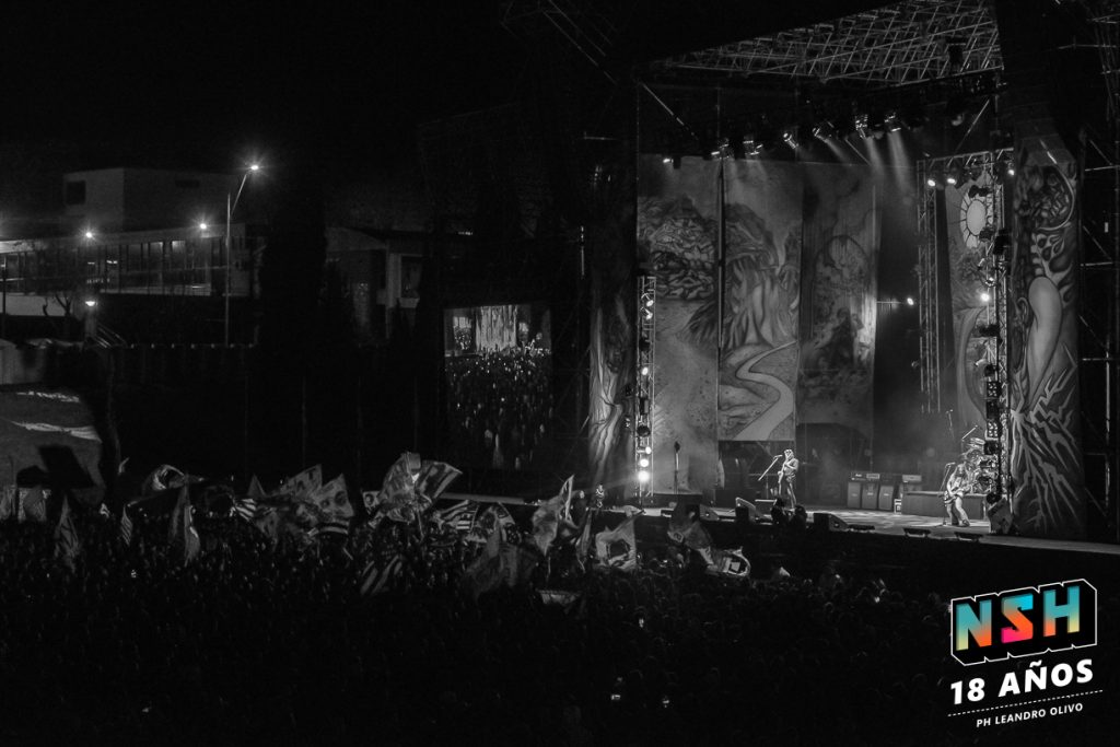 Visuales y luces acompañando el recital de La Renga en su gira por Sudamérica.