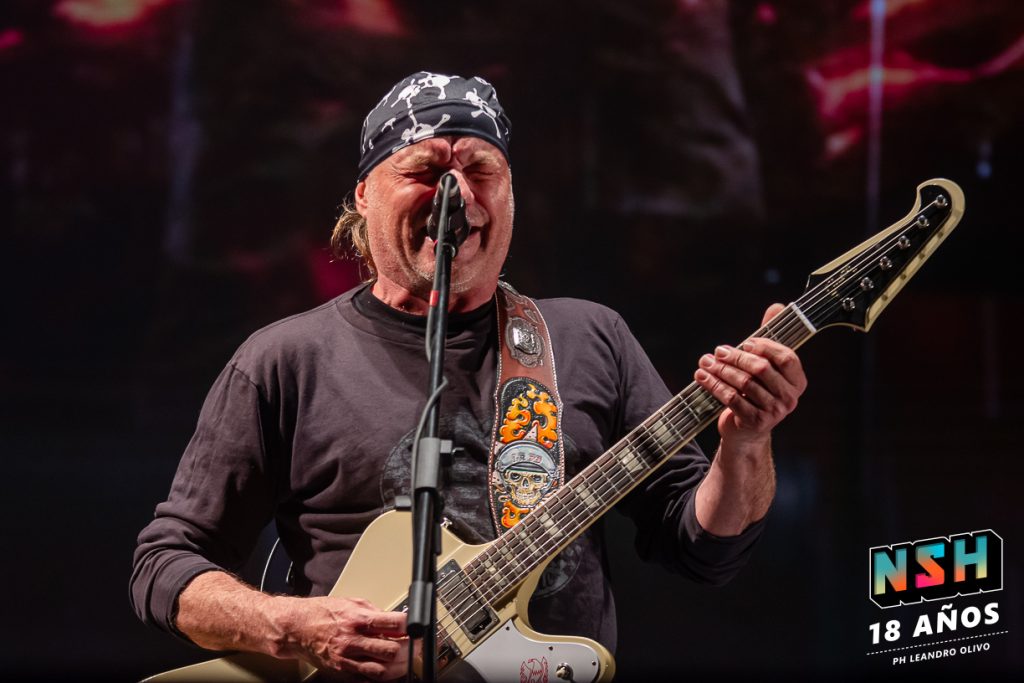 Chizzo liderando el show de La Renga en Uruguay durante su gira sudamericana 2025.
