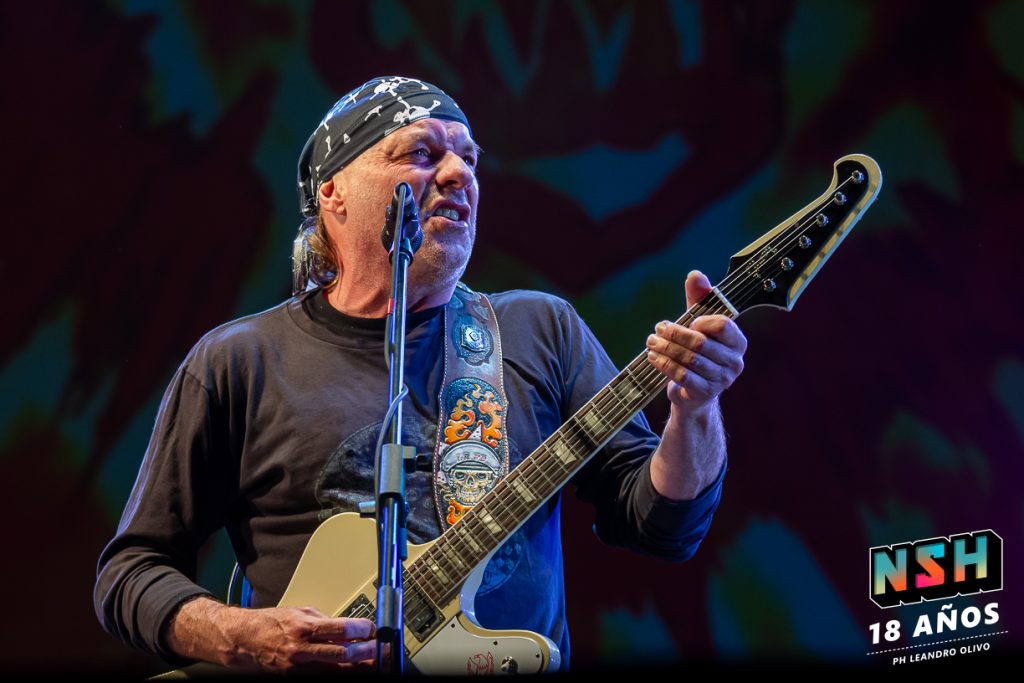 Chizzo liderando el show de La Renga en Uruguay durante su gira sudamericana 2025.