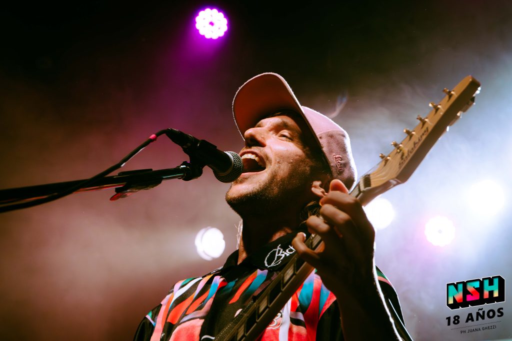 El artista santafesino Lichi emociona al público en su show en Niceto.
