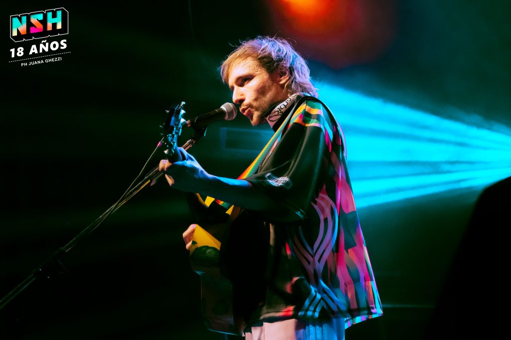 El artista santafesino Lichi emociona al público en su show en Niceto.