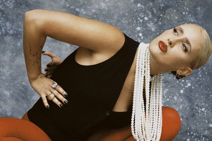 La Valenti en vivo presentando “Pop, Folclore y Demencia” en The Roxy, combinando folclore argentino, pop y performance electrónica.