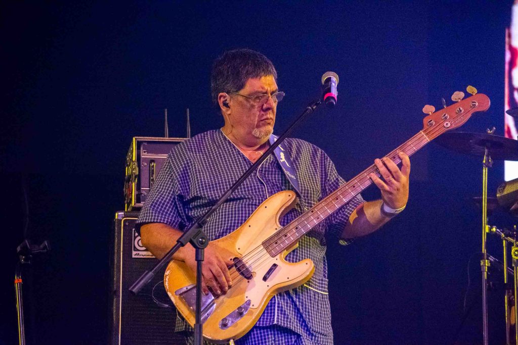 La banda Bersuit interpretando un clásico en el escenario – Imagen por Camila Sebastiao