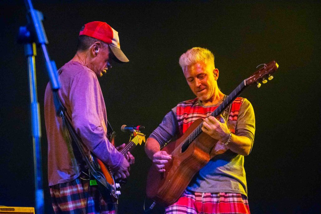 Integrantes de Bersuit tocando en sincronía – Foto de Camila Sebastiao