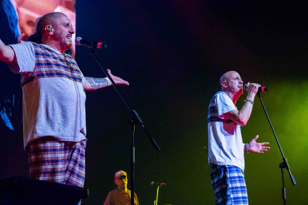 Integrantes de Bersuit tocando en sincronía – Foto de Camila Sebastiao