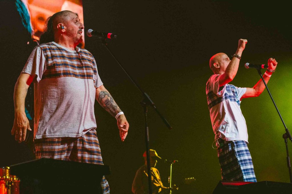 Integrantes de Bersuit tocando en sincronía – Foto de Camila Sebastiao