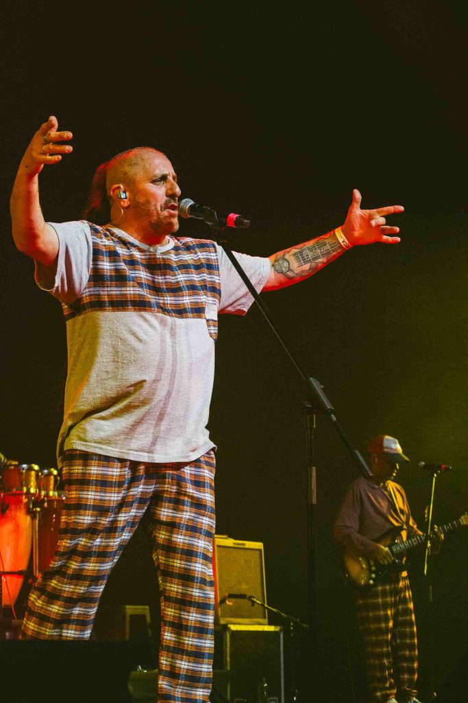 Integrantes de Bersuit tocando en sincronía – Foto de Camila Sebastiao