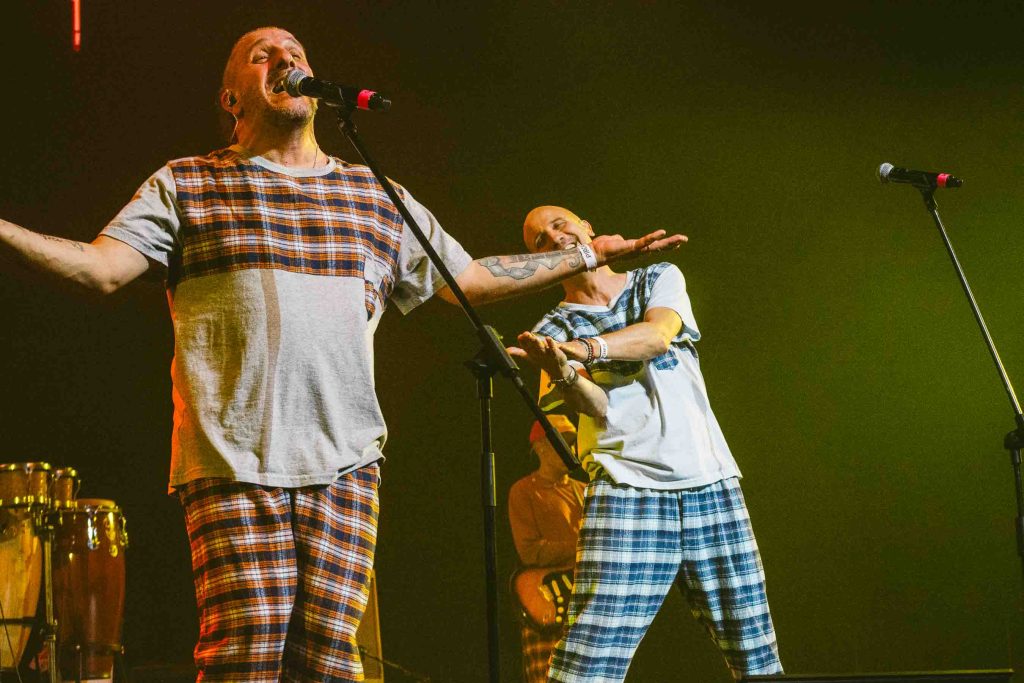 Bersuit Vergarabat junto a invitados especiales en concierto – Crédito Camila Sebastiao