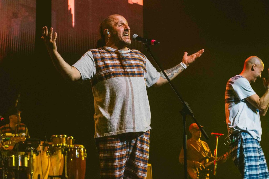 Primer plano del cantante de Bersuit en pleno show – Imagen de Camila Sebastiao