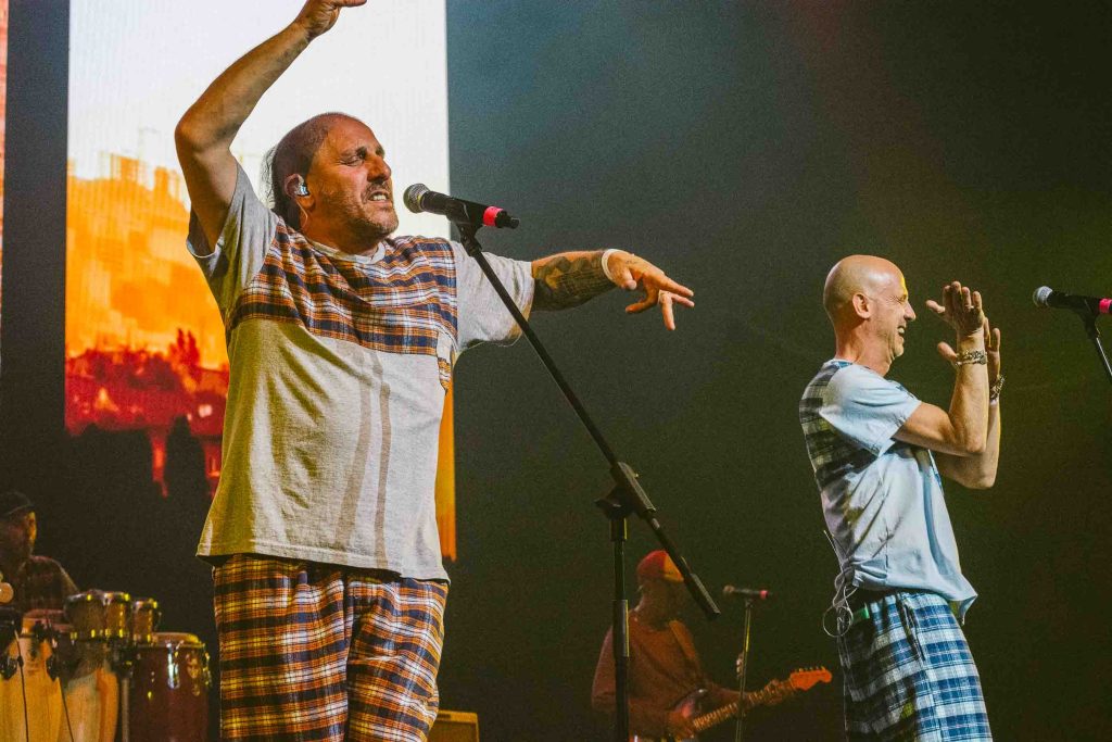 Primer plano del cantante de Bersuit en pleno show – Imagen de Camila Sebastiao