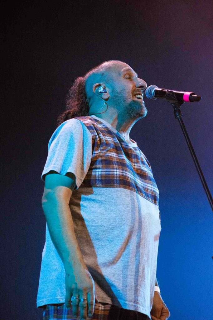 Primer plano del cantante de Bersuit en pleno show – Imagen de Camila Sebastiao