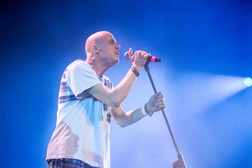 Primer plano del cantante de Bersuit en pleno show – Imagen de Camila Sebastiao