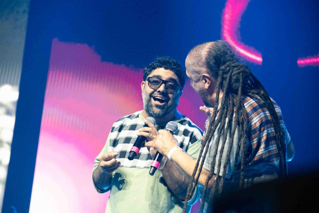 Invitados especiales compartiendo el escenario con Bersuit – Imagen por Camila Sebastiao