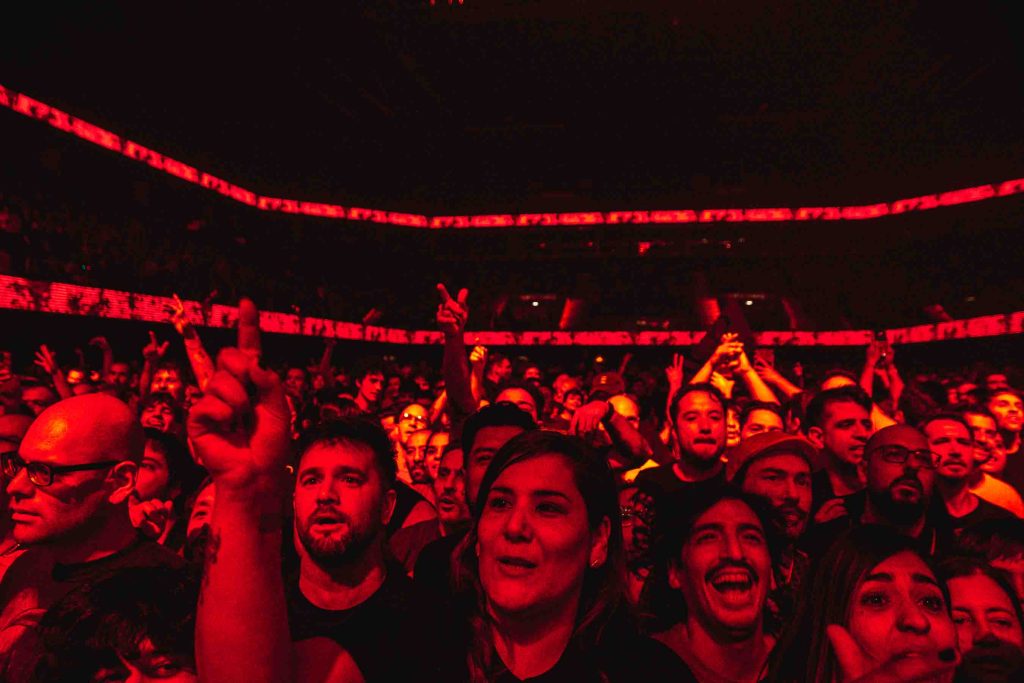 La banda Bersuit interpretando un clásico en el escenario – Imagen por Camila Sebastiao