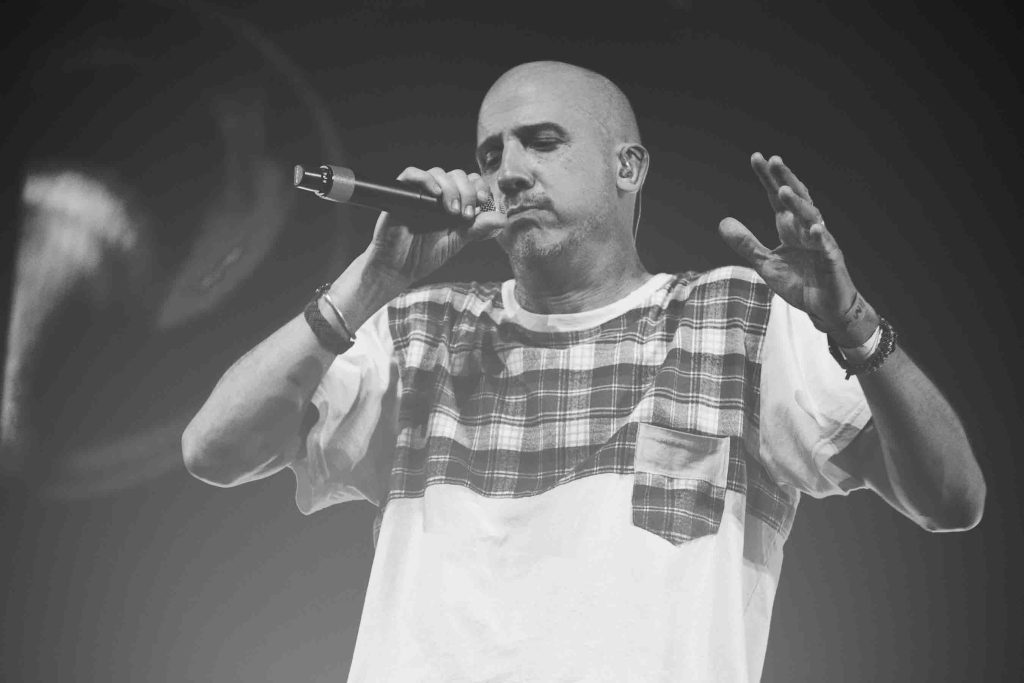 Primer plano del cantante de Bersuit en pleno show – Imagen de Camila Sebastiao