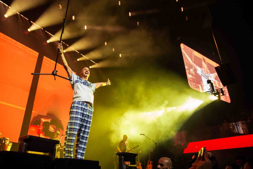 La banda Bersuit interpretando un clásico en el escenario – Imagen por Camila Sebastiao