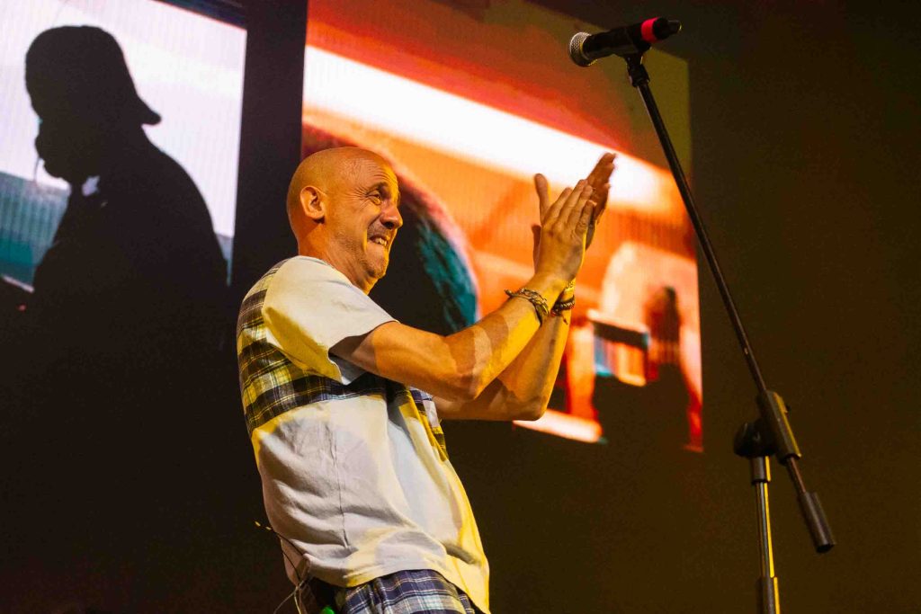 La banda Bersuit interpretando un clásico en el escenario – Imagen por Camila Sebastiao