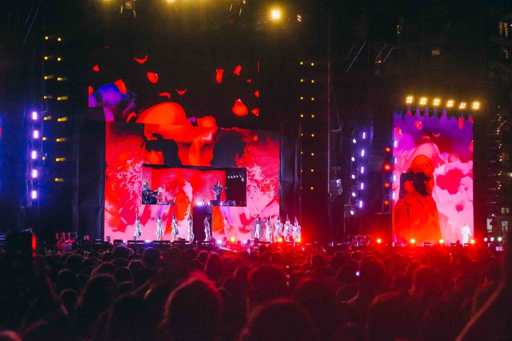 Fanáticos vibrando y bailando cada canción.