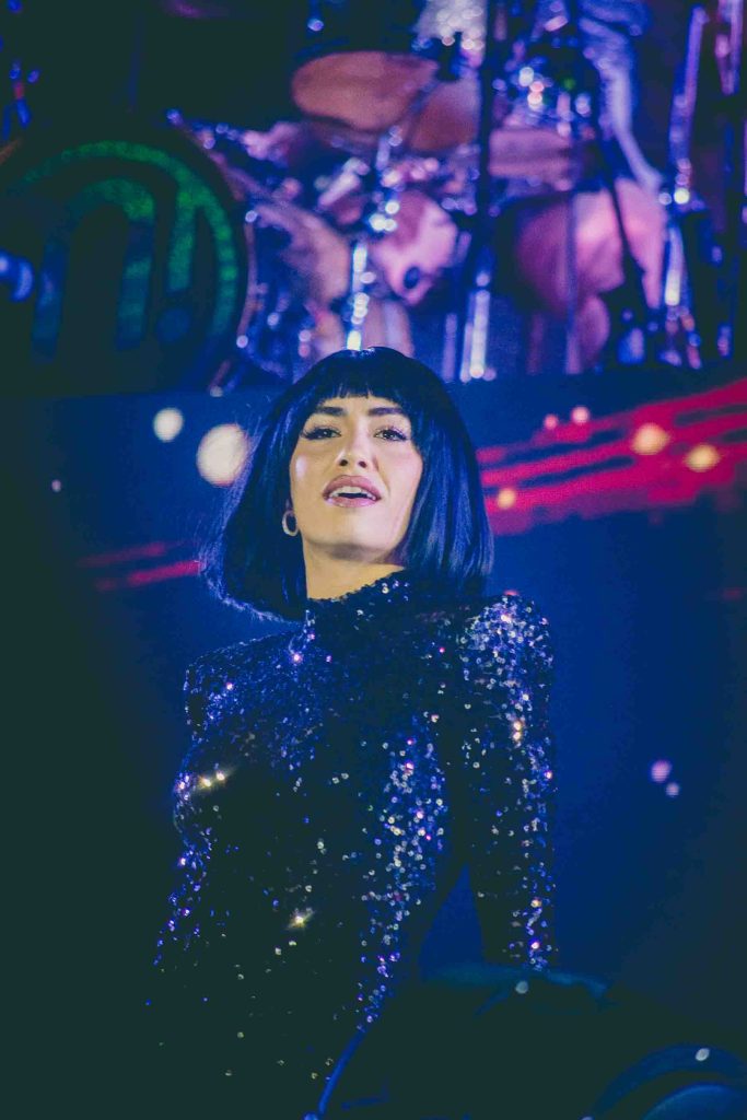 Lali y Miranda! interpretando “Yo te diré” frente al público.