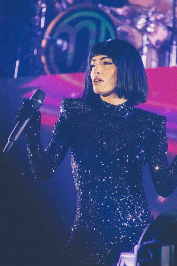 Lali y Miranda! interpretando “Yo te diré” frente al público.