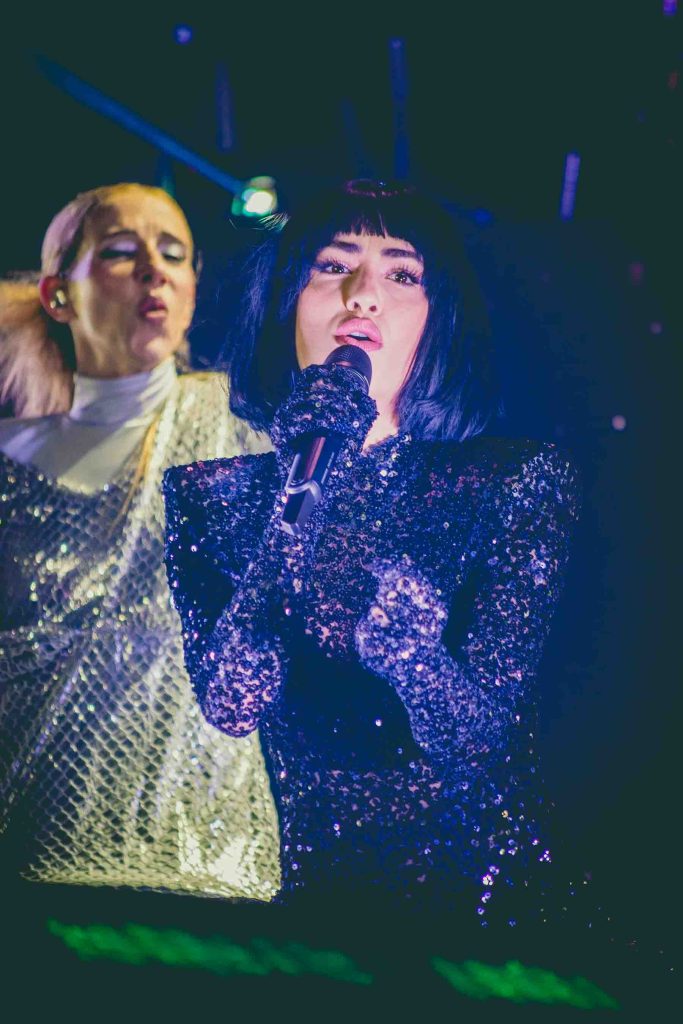 Lali y Miranda! interpretando “Yo te diré” frente al público.