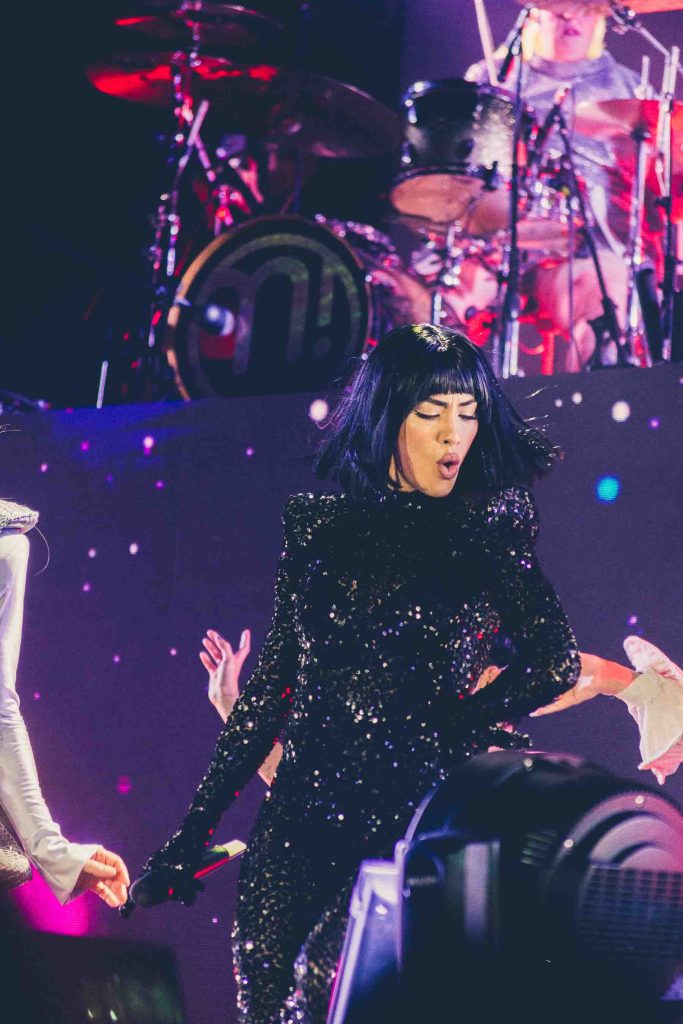 Lali y Miranda! interpretando “Yo te diré” frente al público.