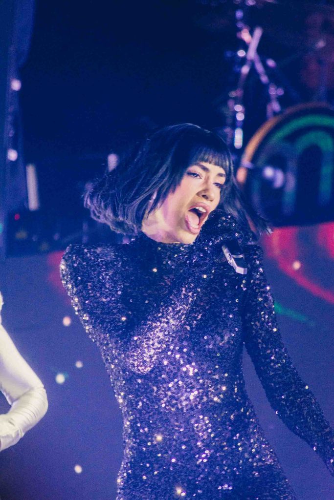 Lali y Miranda! interpretando “Yo te diré” frente al público.