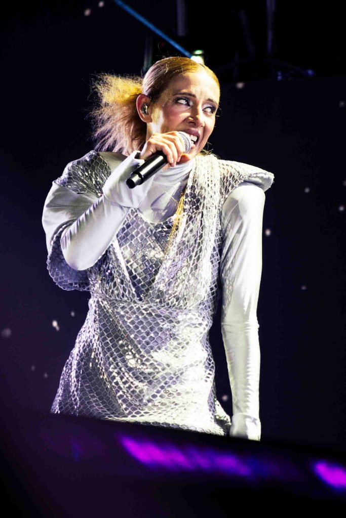 Ale Sergi y Juliana Gattas sobre el escenario.