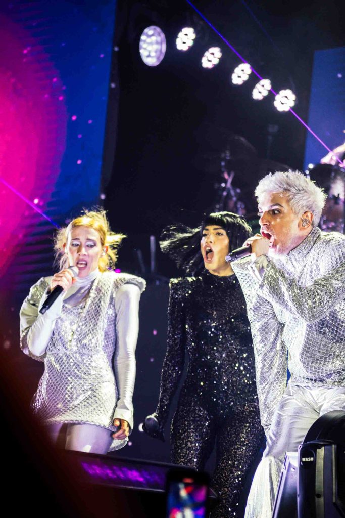 Ale Sergi y Juliana Gattas sobre el escenario.