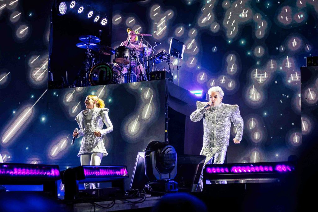 Ale Sergi y Juliana Gattas sobre el escenario.