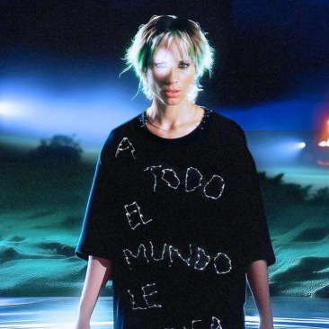 Clara Cava en vivo presentando su disco A todo el mundo le pasa en Niceto Club, Buenos Aires