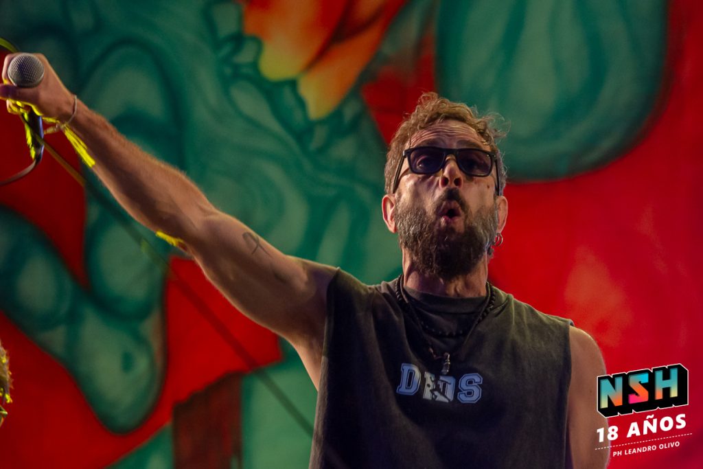 Pablo Pino cantando durante el show de Cielo Razzo en Rosario