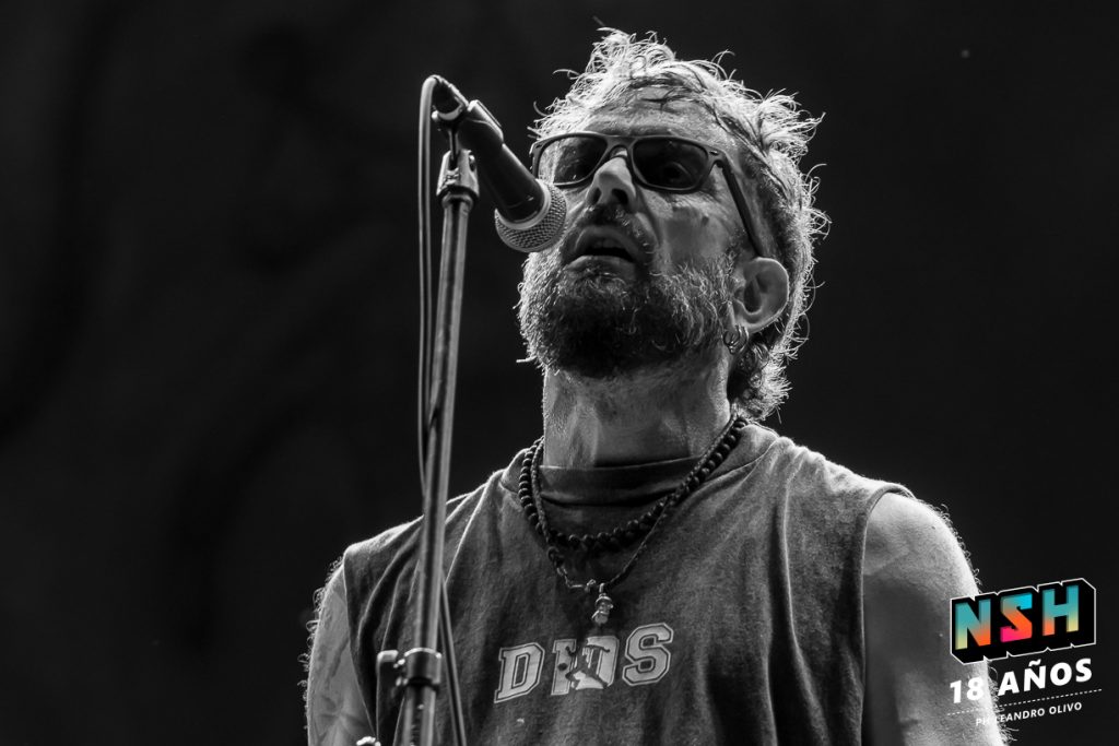 Pablo Pino cantando durante el show de Cielo Razzo en Rosario