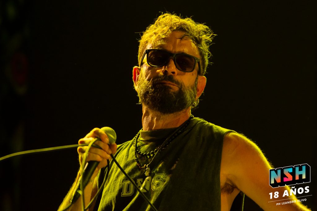 Pablo Pino cantando durante el show de Cielo Razzo en Rosario