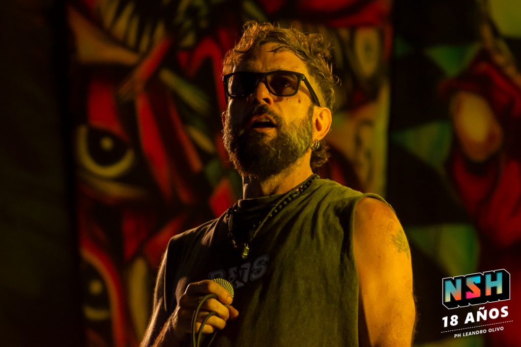 Pablo Pino cantando durante el show de Cielo Razzo en Rosario