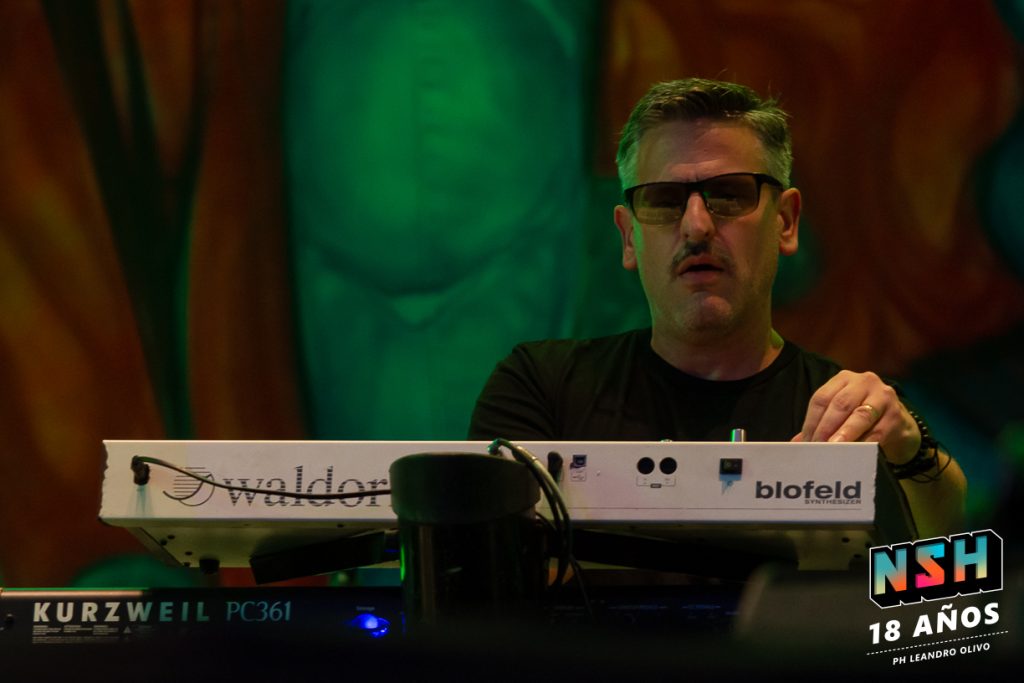 Cielo Razzo presentando su repertorio en un escenario masivo