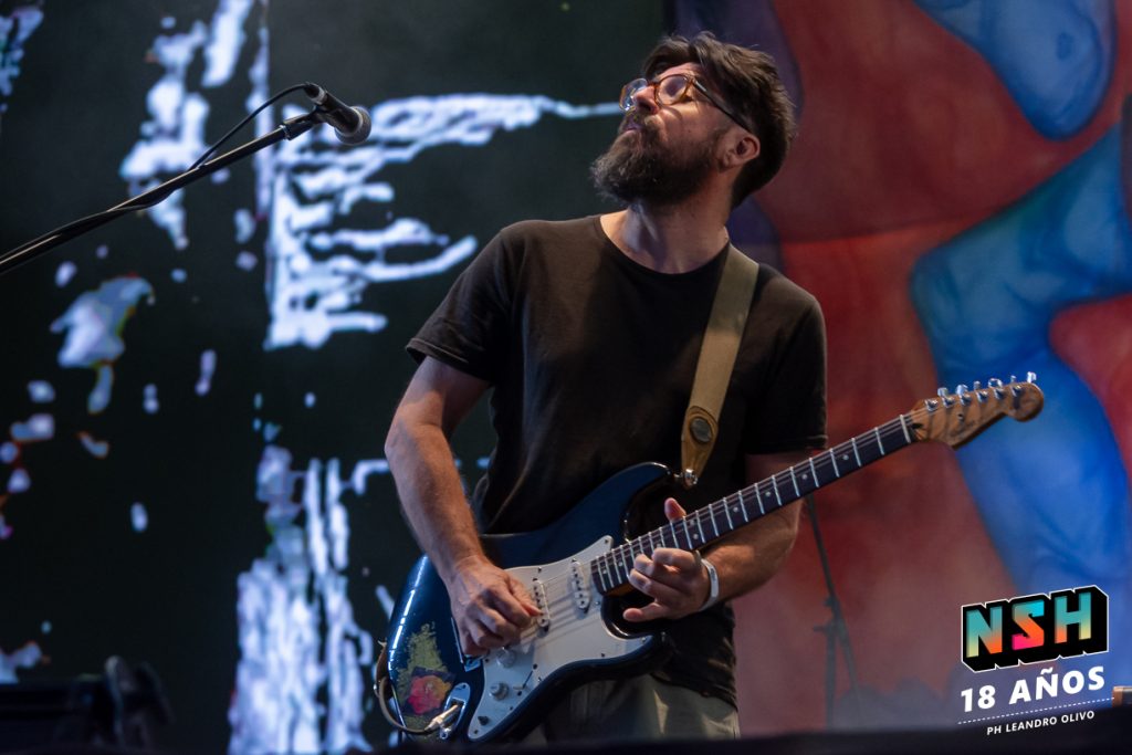 Cielo Razzo presentando su repertorio en un escenario masivo