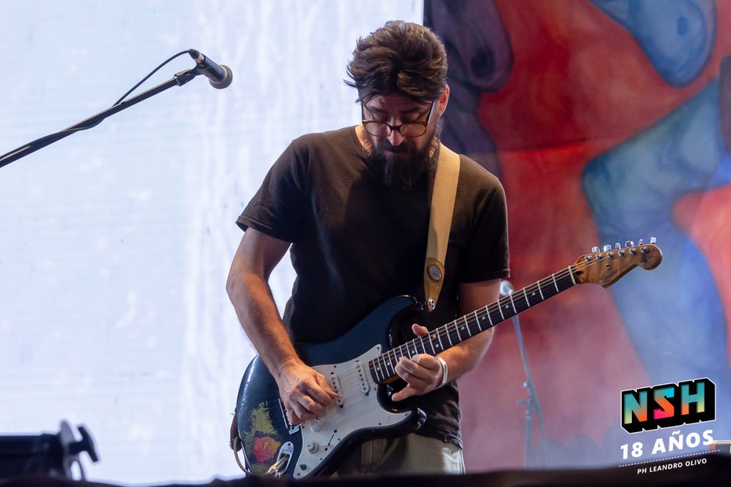 Cielo Razzo presentando su repertorio en un escenario masivo